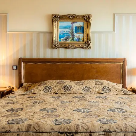 Szálloda Palace Marina Dinevi 5*