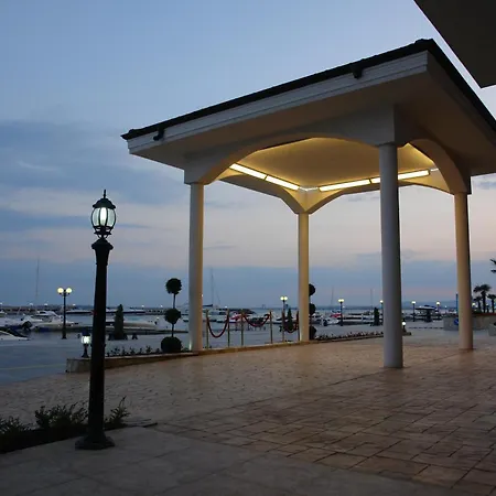 Szálloda Palace Marina Dinevi 5*